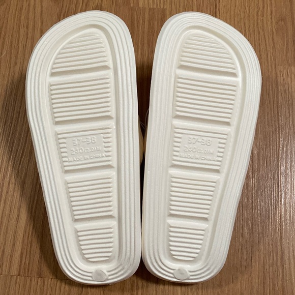 ❤️ Miniso Classic Slide Shoes Unisex Size 37/38 240M NWT - Picture 8 of 8